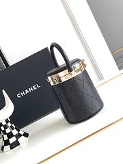 Bagsaaa Chanel Rare Lucite Bag  - 3