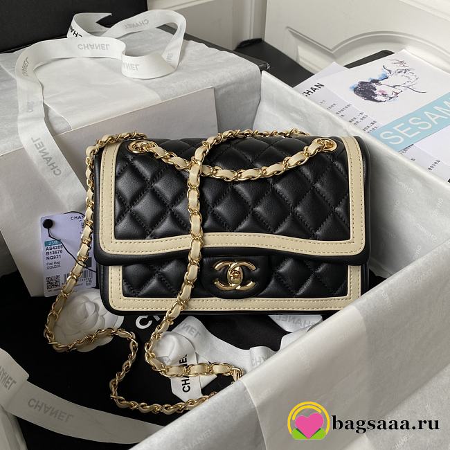	 Bagsaaa Chanel Flap Bag with patent line - 16×23×6cm - 1