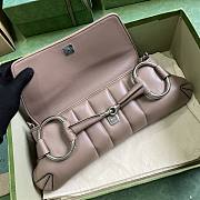 	 Bagsaaa Gucci Horsebit Chain Medium Shoulder Bag In Taupe - 2