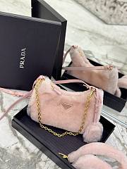 Bagsaaa Prada Re-Edition 2005 shearling shoulder bag pink 22x18x6cm - 5