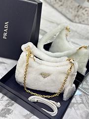 	 Bagsaaa Prada Re-Edition 2005 shearling shoulder bag white 22x18x6cm - 6
