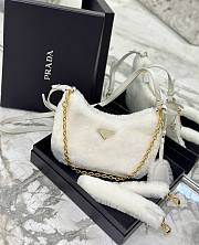 	 Bagsaaa Prada Re-Edition 2005 shearling shoulder bag white 22x18x6cm - 4