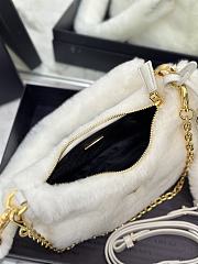 	 Bagsaaa Prada Re-Edition 2005 shearling shoulder bag white 22x18x6cm - 2