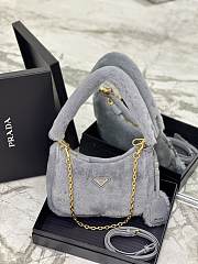 	 Bagsaaa Prada Re-Edition 2005 shearling shoulder bag grey 22x18x6cm - 1