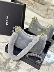 	 Bagsaaa Prada Re-Edition 2005 shearling shoulder bag grey 22x18x6cm - 4