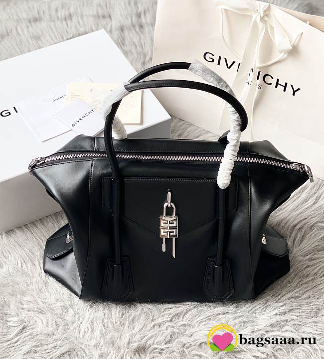 Bagsaaa Medium Antigona Soft Lock bag in black smooth leather - 44*34*7cm - 1