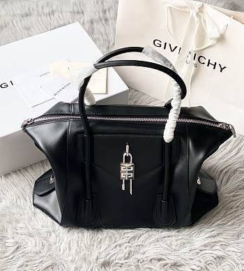 Bagsaaa Medium Antigona Soft Lock bag in black smooth leather - 44*34*7cm
