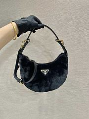 Prada Arqué shearling and leather shoulder bag black - 22.5x18.5x6.5cm - 5