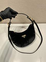 Prada Arqué shearling and leather shoulder bag black - 22.5x18.5x6.5cm - 4