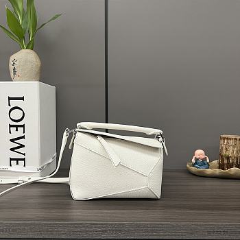 Bagsaaa Loewe Mini Puzzle bag in classic calfskin white