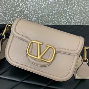 	 Bagsaaa Valentino Garavani Alltime leather shoulder bag beige - 23.5x18x8cm - 2