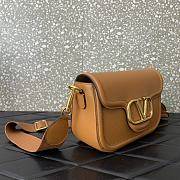 	 Bagsaaa Valentino Garavani Alltime leather shoulder bag brown - 23.5x18x8cm - 6
