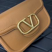 	 Bagsaaa Valentino Garavani Alltime leather shoulder bag brown - 23.5x18x8cm - 5