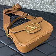 	 Bagsaaa Valentino Garavani Alltime leather shoulder bag brown - 23.5x18x8cm - 3