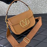	 Bagsaaa Valentino Garavani Alltime leather shoulder bag brown - 23.5x18x8cm - 2