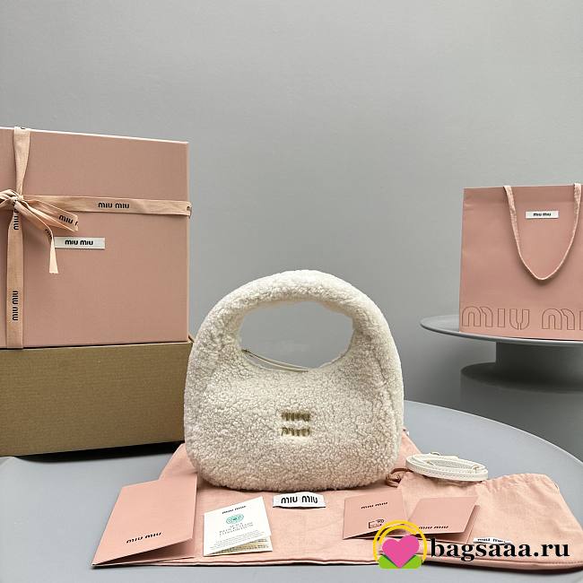 Bagsaaa Miumiu Wander shearling hobo bag with leather in ivory - 20*6*17cm - 1