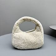 Bagsaaa Miumiu Wander shearling hobo bag with leather in ivory - 20*6*17cm - 6