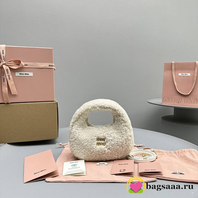 	 Bagsaaa Miumiu Wander shearling hobo bag with leather in ivory - 17.5*5.5*14cm - 1