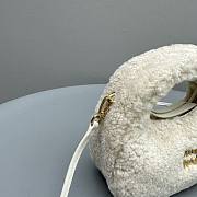 	 Bagsaaa Miumiu Wander shearling hobo bag with leather in ivory - 17.5*5.5*14cm - 2
