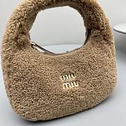 	 Bagsaaa Miumiu Wander shearling hobo bag with leather in brown - 17.5*5.5*14cm - 2