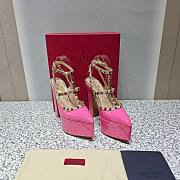 Bagsaaa Valentino Garavani Rockstud patent leather platform pumps in pink - 3