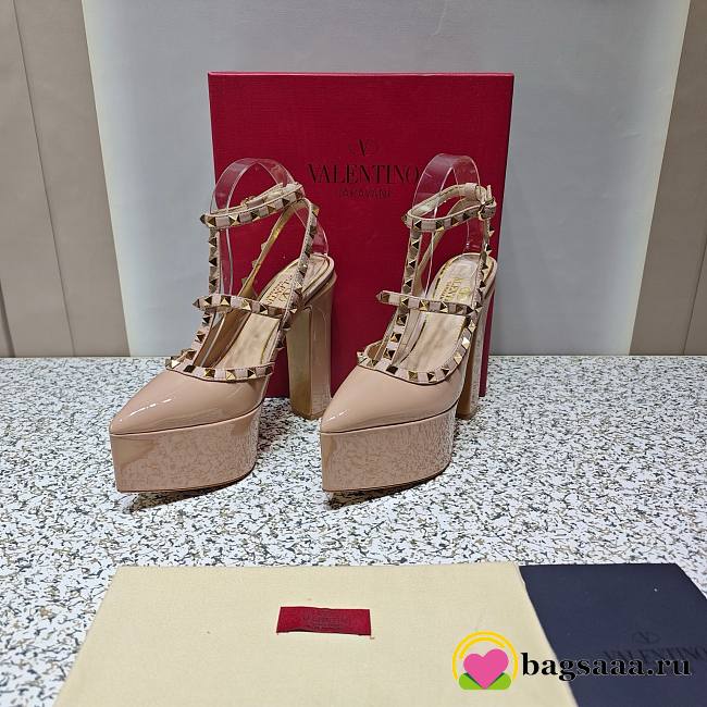 	 Bagsaaa Valentino Garavani Rockstud patent leather platform pumps in nude - 1