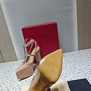 	 Bagsaaa Valentino Garavani Rockstud patent leather platform pumps in nude - 2