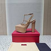 	 Bagsaaa Valentino Garavani Rockstud patent leather platform pumps in nude - 3