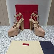 	 Bagsaaa Valentino Garavani Rockstud patent leather platform pumps in nude - 5