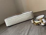 	 Bagsaaa Fendi Baguette in white crocodile leather 27*6*15cm - 2