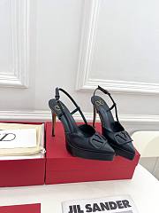 Bagsaaa Valentino Garavani logo-plaque slingback pumps in black - 1