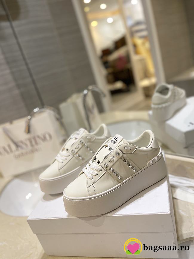 Bagsaaa Valentino Garavani Rockstud Untitled leather flatform sneakers in white - 1
