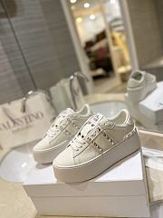 Bagsaaa Valentino Garavani Rockstud Untitled leather flatform sneakers in white - 1