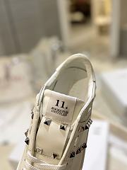 Bagsaaa Valentino Garavani Rockstud Untitled leather flatform sneakers in white - 4