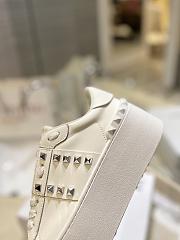 Bagsaaa Valentino Garavani Rockstud Untitled leather flatform sneakers in white - 5