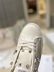 Bagsaaa Valentino Garavani Rockstud Untitled leather flatform sneakers in white - 3