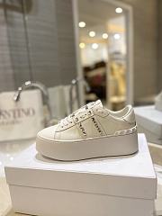 Bagsaaa Valentino Garavani Rockstud Untitled leather flatform sneakers in white - 2