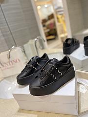 	 Bagsaaa Valentino Garavani Rockstud Untitled leather flatform sneakers in black - 1