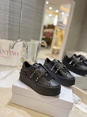 	 Bagsaaa Valentino Garavani Rockstud Untitled leather flatform sneakers in black - 4