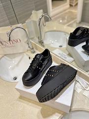 	 Bagsaaa Valentino Garavani Rockstud Untitled leather flatform sneakers in black - 3