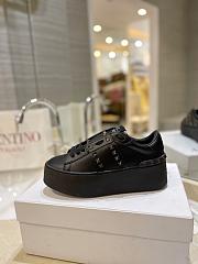 	 Bagsaaa Valentino Garavani Rockstud Untitled leather flatform sneakers in black - 2