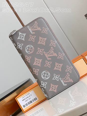 Bagsaaa Louis Vuitton Zippy Wallet Mahina Flight Mode In Grey - 19*10*2.5cm