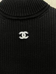 	 Bagsaaa Chanel Ribbed-knit mockneck sweater in black - 4