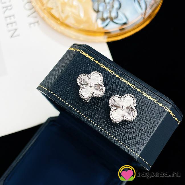 Bagsaaa Van Cleef & Arpels Clover Silver Earrings - 1