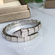 Bagsaaa Bvlgari Serpenti Viper one-coil bracelet in 18 kt white gold, set with full pavé diamonds. - 6
