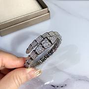 Bagsaaa Bvlgari Serpenti Viper one-coil bracelet in 18 kt white gold, set with full pavé diamonds. - 5