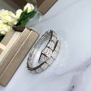 Bagsaaa Bvlgari Serpenti Viper one-coil bracelet in 18 kt white gold, set with full pavé diamonds. - 2