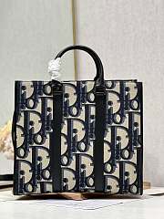 Bagsaaa Dior East - West Tote Bag Beige and Black Maxi Dior Oblique Jacquard - 2