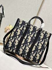Bagsaaa Dior East - West Tote Bag Beige and Black Maxi Dior Oblique Jacquard - 4