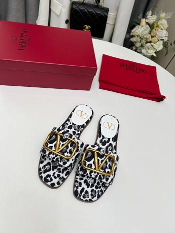 Bagsaaa Valentino Leopard Slides